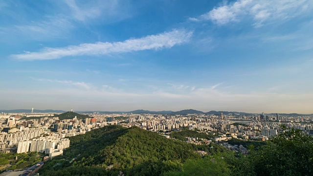 在首尔白天可以看到南山到悠ido地区的城市建筑视频素材