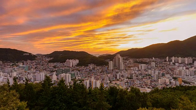 釜山西宫的城市景观和住宅区从白天到晚上的日落景观视频素材