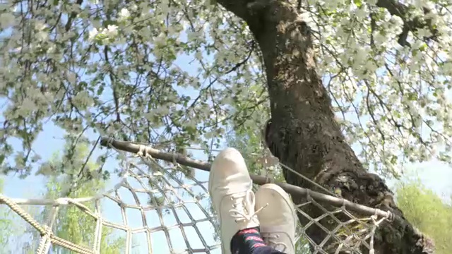 在夏日的吊床上摇摆，宝贝视频素材