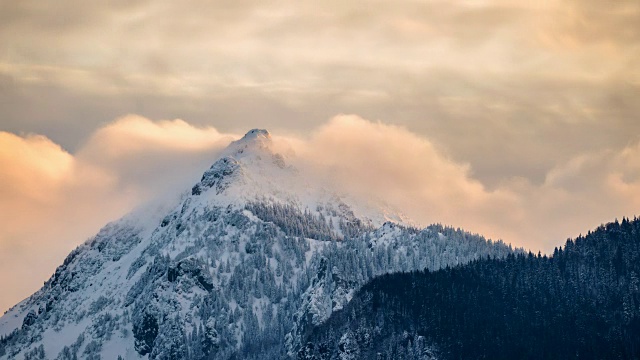 冬季高山山顶上的晚云时间流逝视频素材