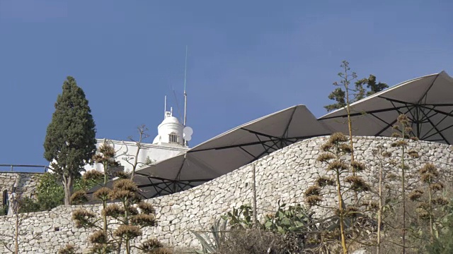 从希腊雅典俯瞰利卡贝图斯山顶的餐厅和教堂视频素材