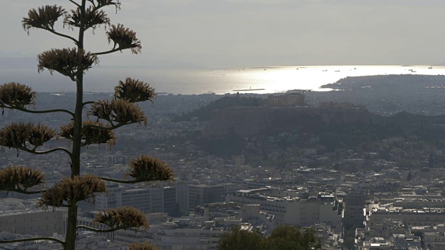 从希腊雅典的利卡贝图斯山(Mount Lycabettus)向雅典卫城的全景拍摄视频素材