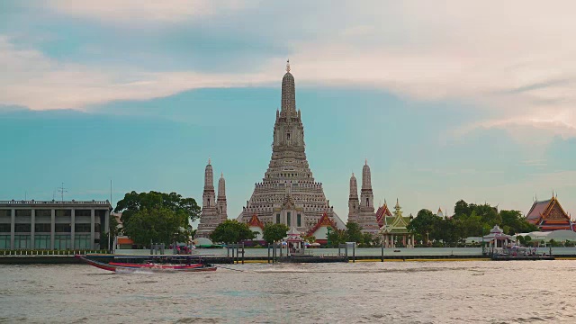 在禁止日落时，Wat Arun Temple视频素材