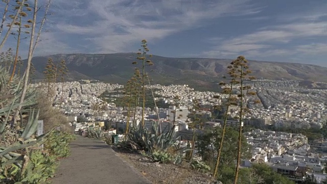 从希腊雅典的利卡贝图斯山(Mount Lycabettus)向雅典卫城的全景拍摄视频素材