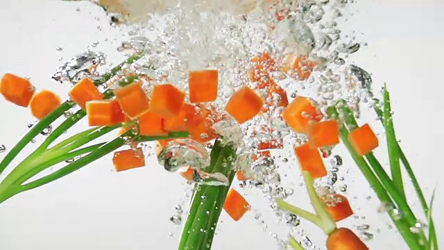 新鲜蔬菜随水飘落视频素材
