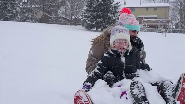 年轻女孩平底雪橇滑雪视频素材