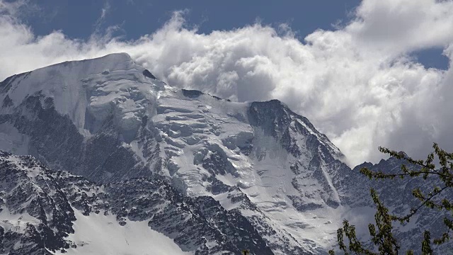 法国勃朗峰云在山顶移动视频素材