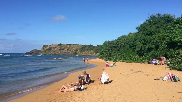 游客在波多黎各享受海滩日视频素材