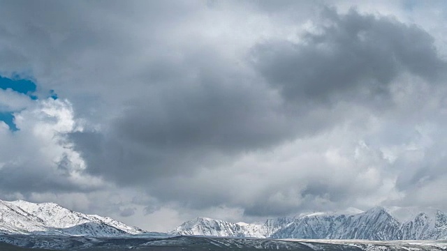 白雪皑皑的山峰仰天俯瞰视频素材