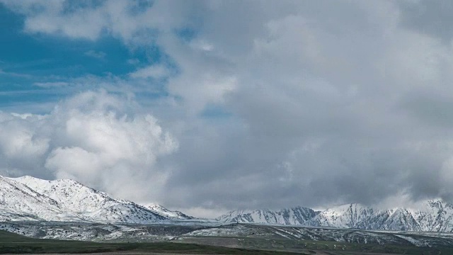 哈萨克斯坦天山最高山峰上的云。间隔拍摄FullHD视频素材