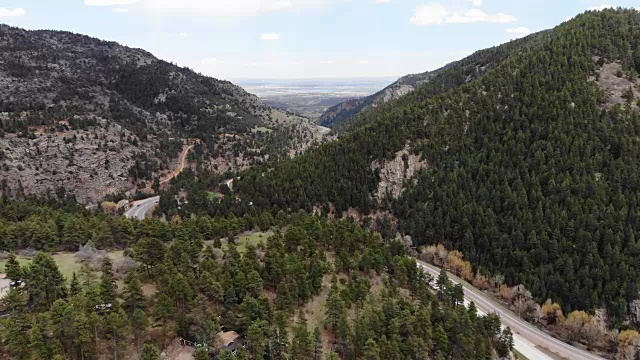 一架无人机飞过科罗拉多州印第安山的一条高速公路视频素材