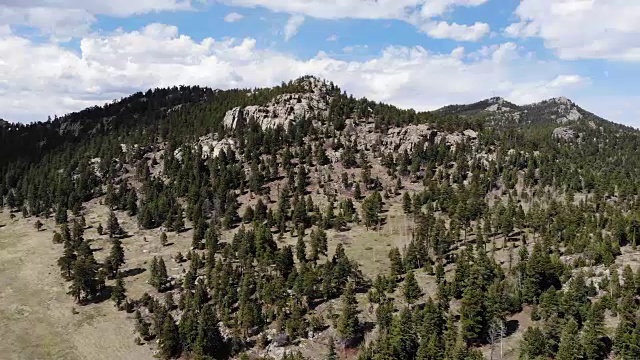 一架无人机沿着科罗拉多州阿斯彭公园的森林山脉飞行视频素材