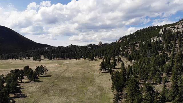 一架无人机在科罗拉多阿斯彭公园外的空旷山谷上空飞行视频素材