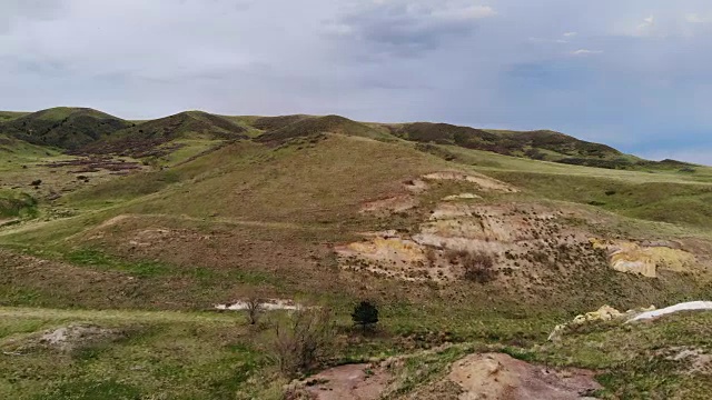 一架无人机在科罗拉多州莱克伍德的山线上空升起视频素材