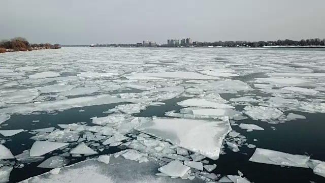 冰在底特律河上流动视频素材