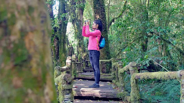 多莉拍摄的潮人旅行者与背包拍照和享受美丽的自然。旅行的概念。视频素材