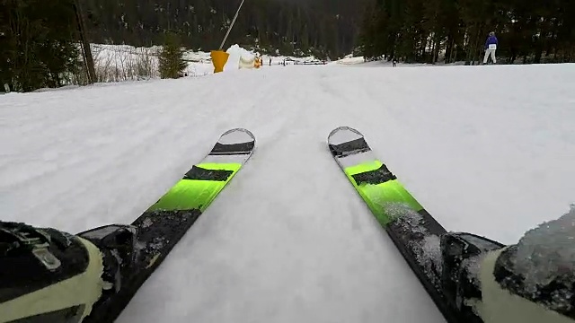 滑雪者从山坡上滑下来。视频素材