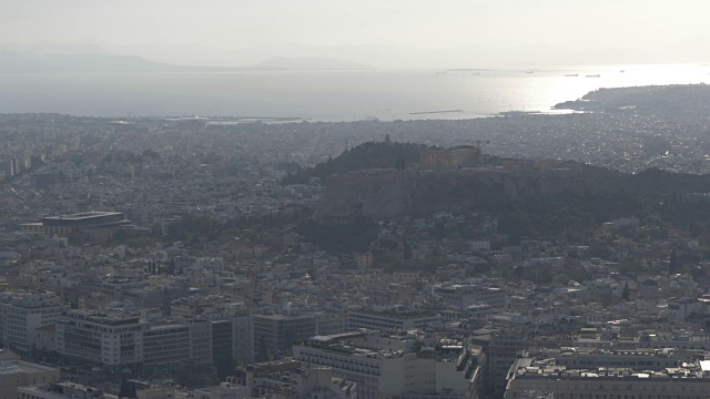 从希腊雅典的利卡贝图斯山(Mount Lycabettus)向雅典卫城的全景拍摄视频素材