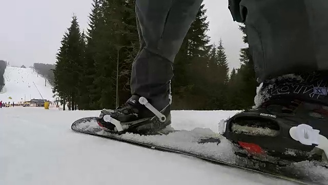 滑雪者从山坡上滑下。视频素材