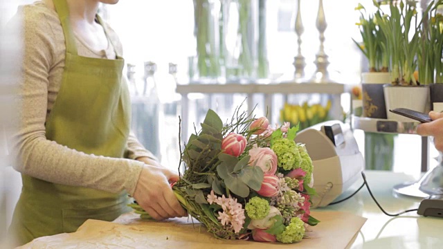 卖花的女人和男人在花店视频素材