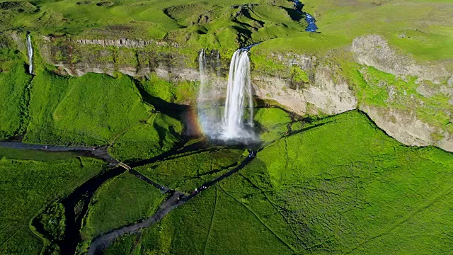 4K空中电影夏季Seljalandsfoss在冰岛南部地区，Seljalandsfoss的一部分有其起源的火山冰川Eyjafjallajökull视频素材