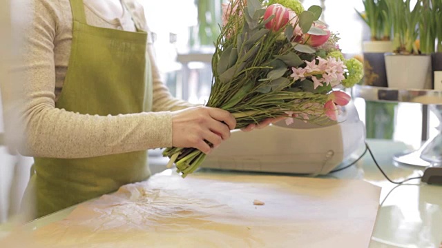 卖花的女人和男人在花店视频素材