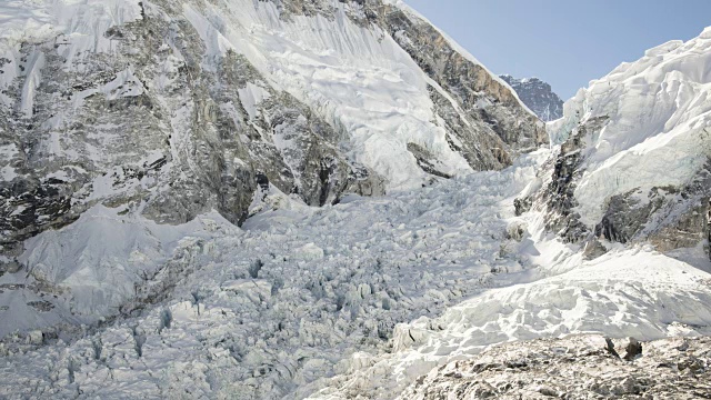 从大本营到1号营地的珠穆朗玛峰昆布冰川上的日出伴随着一场小型雪崩视频下载