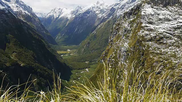 被积雪覆盖的山峰包围的山谷视频素材