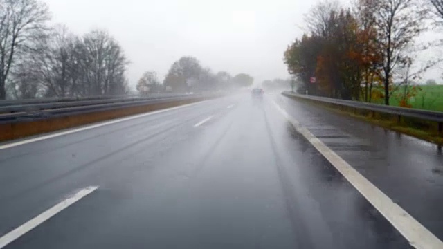 雨中在公路上开车视频素材