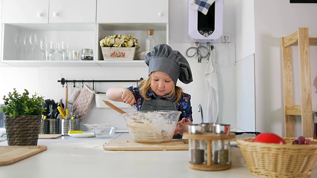 在厨房里准备食物的女人视频素材