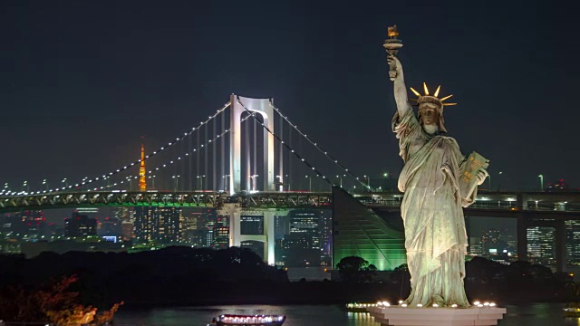 平移:台场的自由女神像和彩虹桥的夜晚视频素材