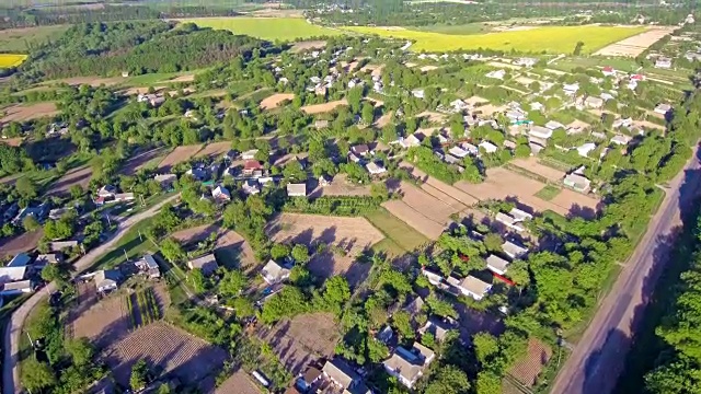 俯瞰村庄，房间从天空中向地球的方向下降视频素材