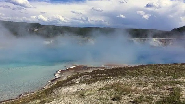 黄石国家公园的埃克塞西尔间歇泉火山口视频素材