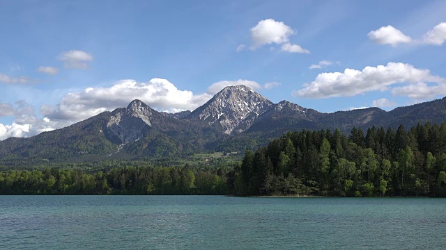 奥地利Faaker See从山上飞驰而出视频素材