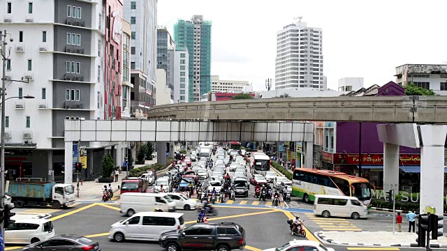 吉隆坡繁忙的十字路口和交通视频素材