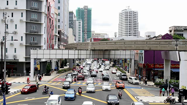 吉隆坡繁忙的十字路口和交通视频素材