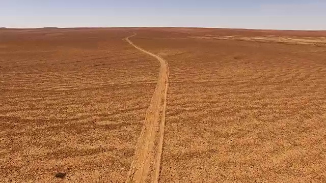 穿越多石沙漠的内陆小路视频素材