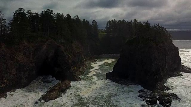 空中下降:进入海崖视频素材