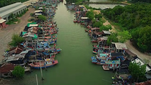 站在码头上的渔船鸟瞰图视频素材