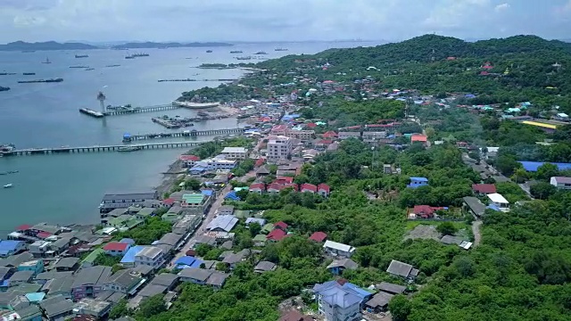 航拍位于泰国湾中部的四川岛渔村。视频素材