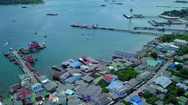 航拍位于泰国湾中部的四川岛渔村。视频素材