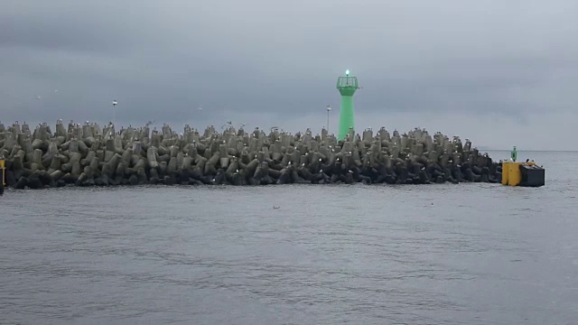 港口防波堤巨石与海鸥和海上信标视频素材