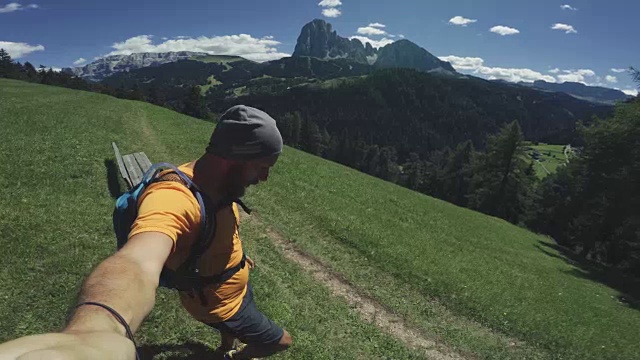 在白云石高山上奔跑的POV人小道视频素材