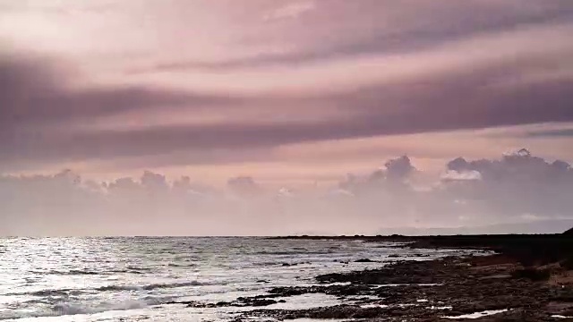 海面上蓬松的黑色雨云视频素材