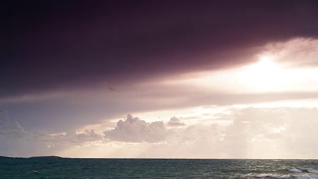 海面上蓬松的黑色雨云视频素材