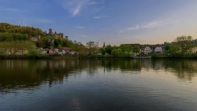 主要河流与城堡Wertheim日落和夜晚，Wertheim, Spessart, Franconia, Baden-Württemberg，德国视频素材