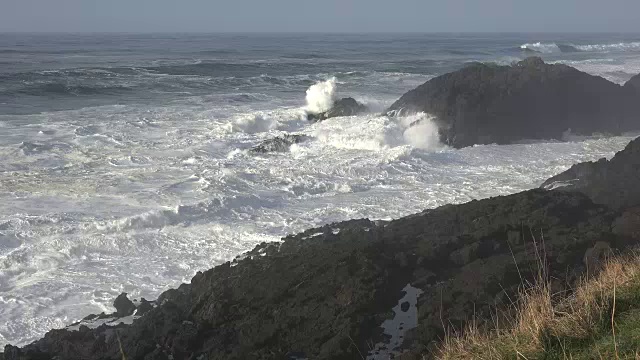 俄勒冈州的海浪撞击着巨大的岩石视频素材