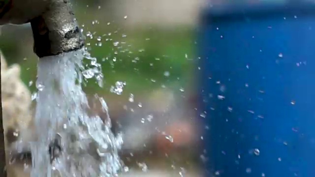 水龙头滴水和飞溅的慢动作镜头视频素材