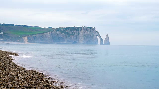 岩石峭壁和大海视频素材