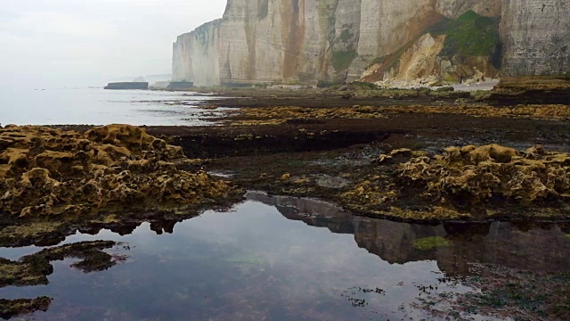 岩石峭壁和大海视频素材